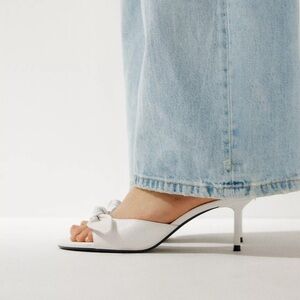 NEW Zara leather bowed heels in white - US W 8